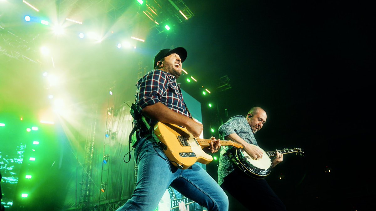lukebryan's tweet photo. Ended out the first week in Canada with @CCCFestVan! Saskatoon, you’re up next. https://t.co/GZfGRJOgYy