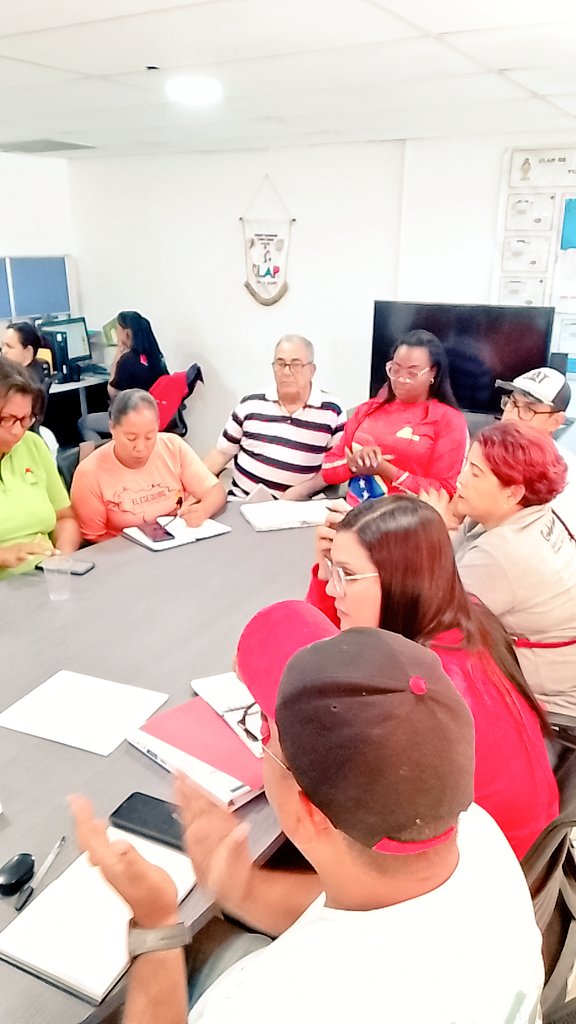 ClapLGOficial's tweet photo. Nos encontramos juntos a Minppal La Guaira y el EMA estada, donde se comenzó con un importante análisis de conyuntura nacional e internacional, para avanzar en consecuencia al desarrollo de organicidad y un repaso de tareas y metas logradas durante estas semanas #SembrandoPatria https://t.co/UmxlJVYc4o