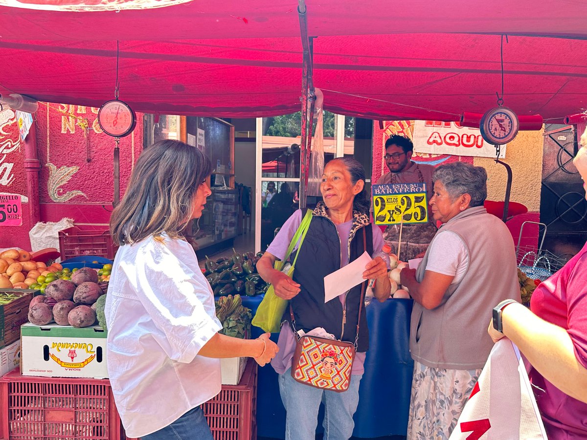 Cada paso por el tianguis es una oportunidad para entender mejor las necesidades de nuestra gente. ¡Vamos Bien! ¡#VamosAlCongreso! #VotaAnaMaríaLomeli #ReportandoPorCoyoacán