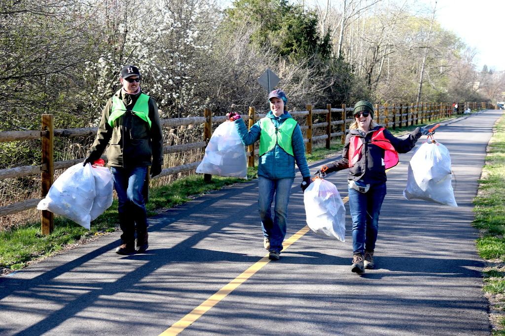 ✅1.8 tons of trash picked up ✅90 bags of trash bagged ✅Approx. 3 miles cleaned Thanks to some amazing partners & volunteers! @EPAregion3 volunteers joined @SchuylkillWater partners in a Schuylkill River trash clean up in @UMTownship through @ABeautifulPA.