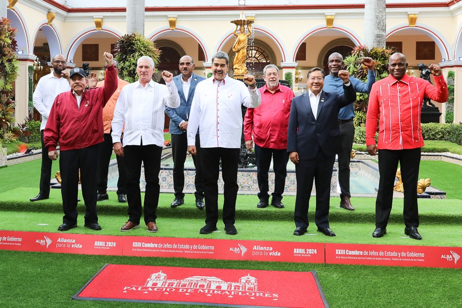 #LaFoto 📸 | Una gráfica histórica, desde el Palacio de Miraflores, ratifica el compromiso de unidad regional, en el marco de la XXIII Cumbre del ALBA-TCP.