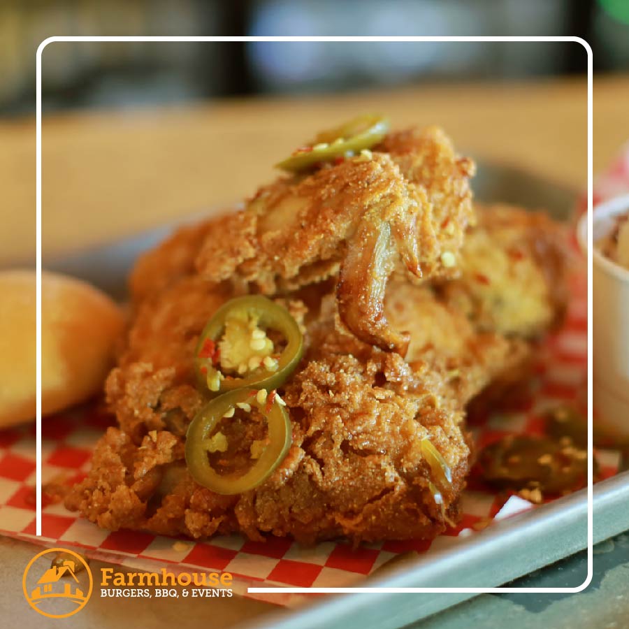 Have you tried our Farmhouse-favorite fried chicken? 🍗 This dish is four pieces of buttermilk marinated fried chicken, covered in a honey drizzle and garnished with pickled jalapeños. The mix of sweet and savory is a crowd favorite!