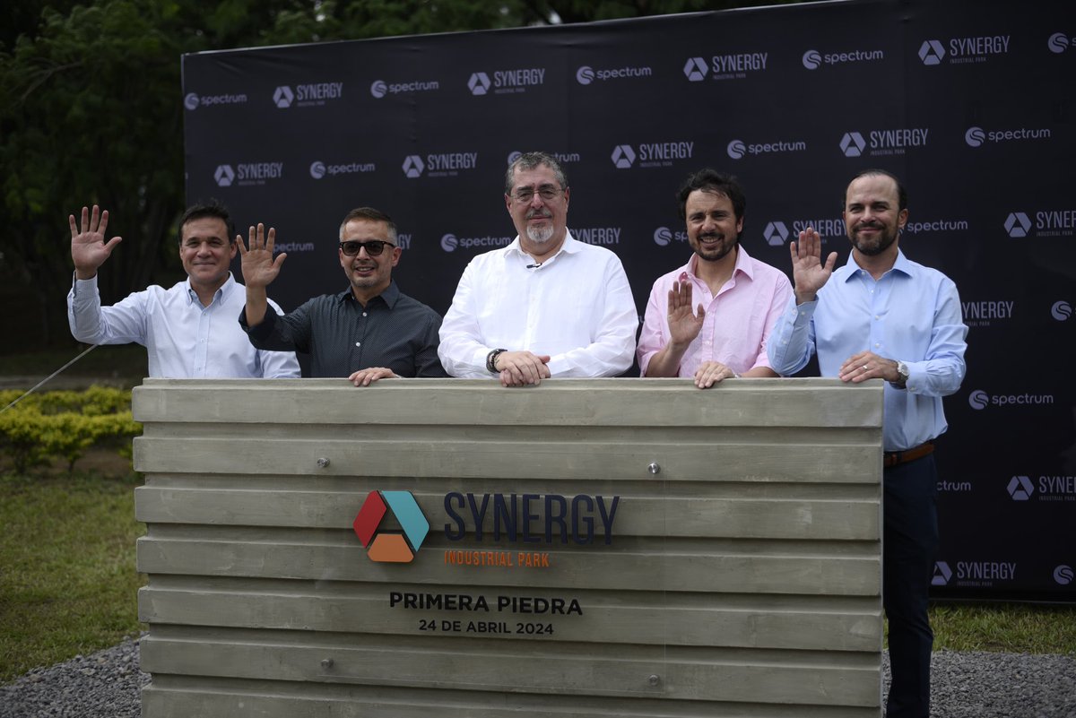 El presidente <a href="/BArevalodeLeon/">Bernardo Arévalo</a> participó en el evento de la colocación de la primera piedra del complejo industrial Sinergy Central Park. El mandatario dijo que el proyecto es la muestra de la importación de la certeza jurídica y un Estado democrático.
<a href="/soy_502/">Soy 502</a>
📷 Wilder López
