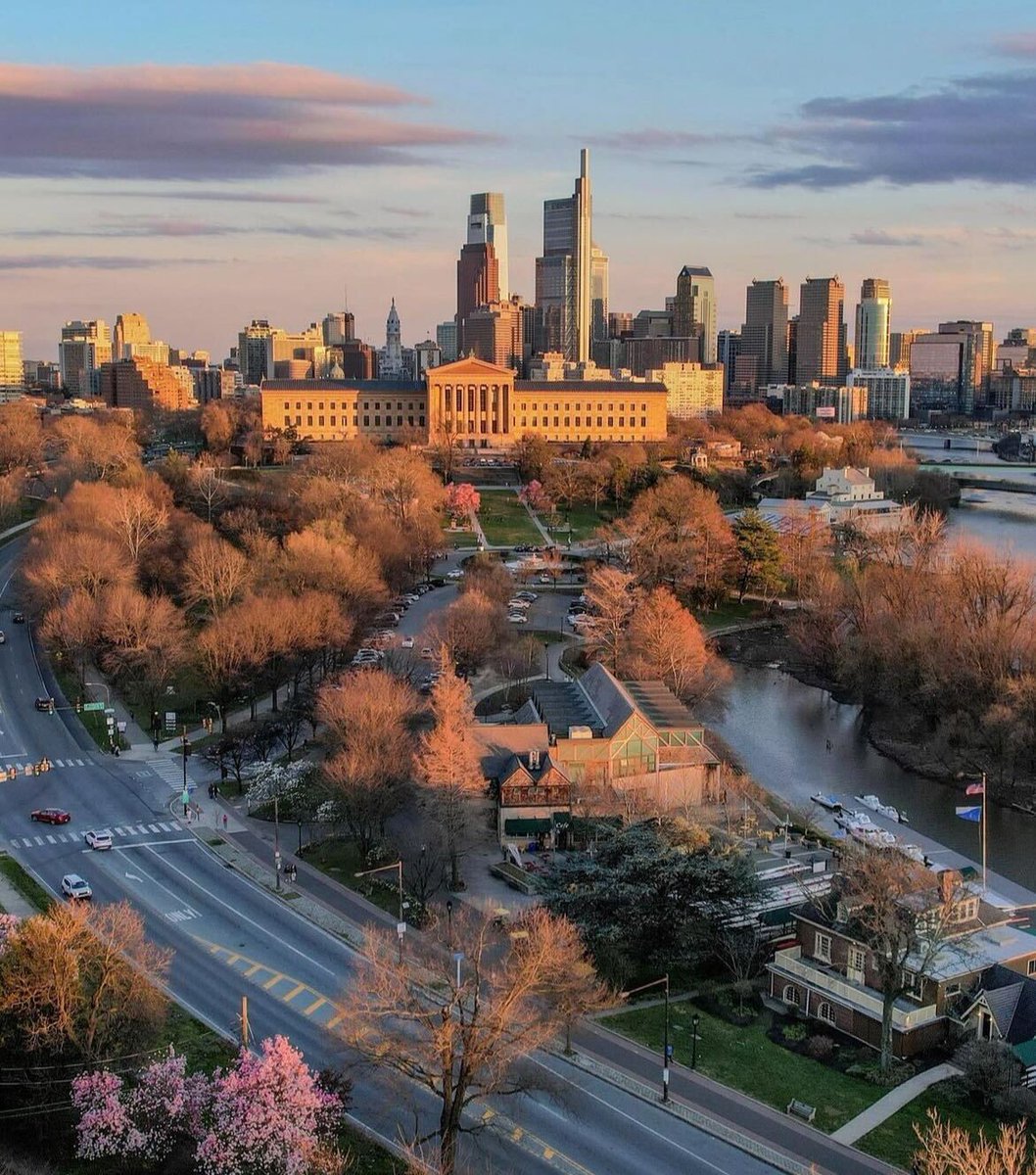 Up in the sky, loving the view. 😍
#visitphilly #phillyspring #thingstodoinphilly 

📸: alyssa.cwanger on IG