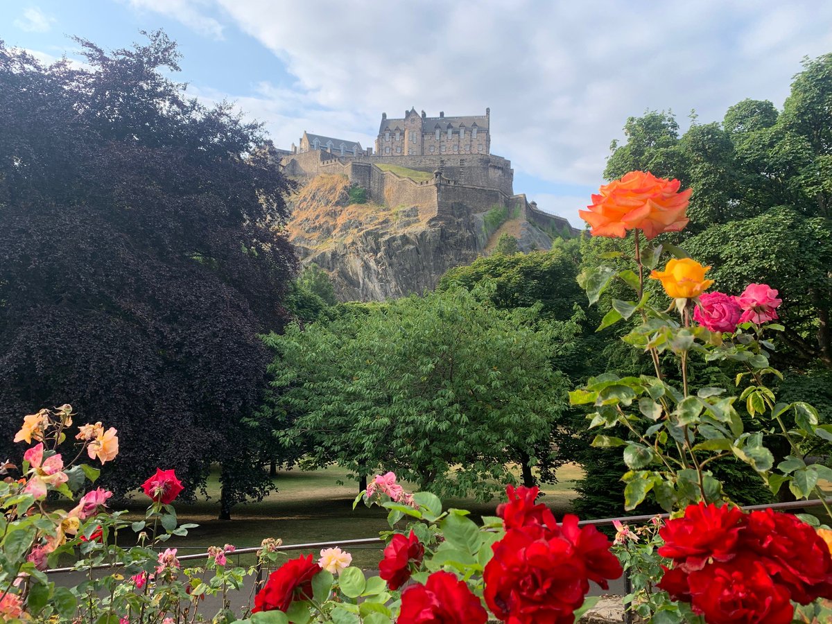 Q1 The blooms and blossoms in Princes Street Garden views of the castle always tell us that Spring is here!  🥰💐

#ScotlandHour