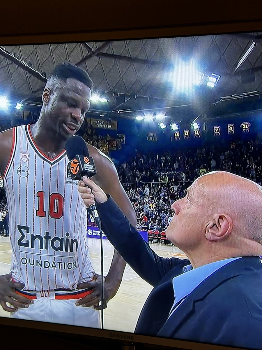 JustKem's tweet photo. Ψηλά τα χέρια. #Euroleagueplayoffs #OlympiacosBC #osfp https://t.co/Z62G50YqJE