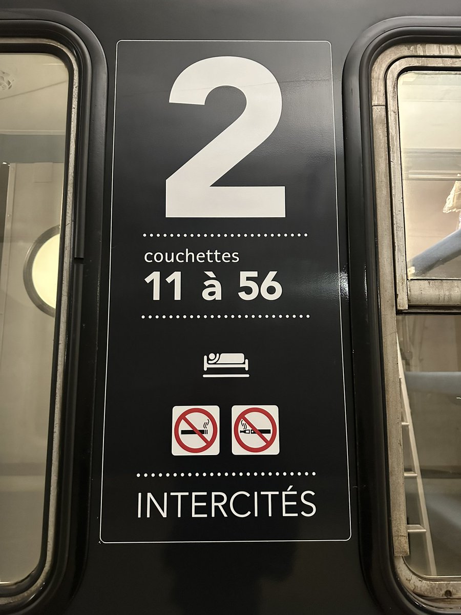 Bonsoir! 😊
Prêt au départ avec l’@Intercites de nuit à destination de Tarbes!
Je l’amènerai jusqu’à Bordeaux pour ma part.
Train complet ça fait plaisir! 
Bonne nuit à tous et toutes!