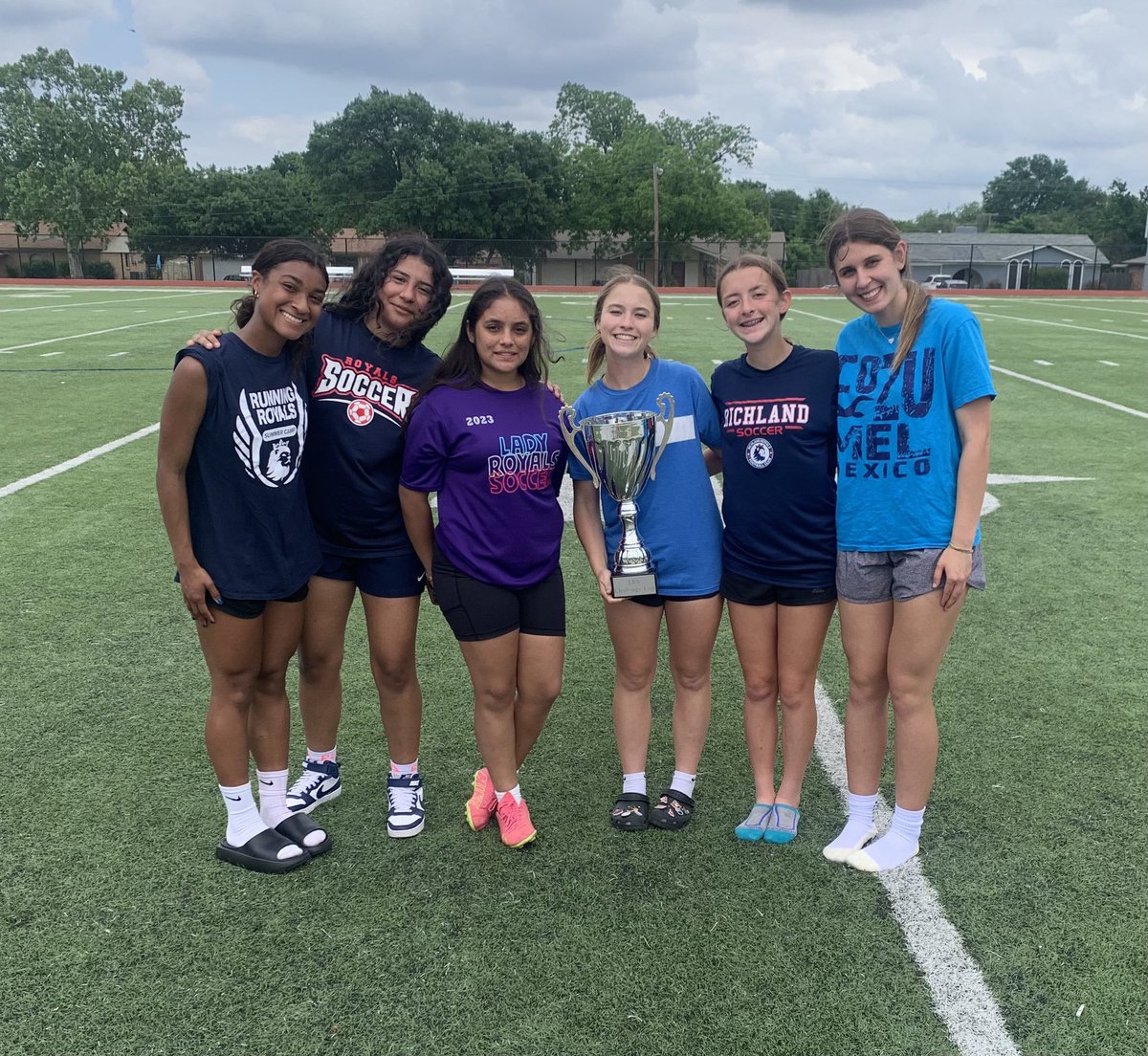 Everyone worked hard the past few weeks but these girls won it all! Lauren, Liz, Kodi, Lizzie, Milana, and Gabby! Winners of the 2024 Lady Royal Challenge! YNWA  @Gosset41 @dfwvarsity @LethalSoccer @DFW_Girls_HS_VS @tascosoccer @Richlandhigh @RoyalsSoccerRHS @BirdvilleISD