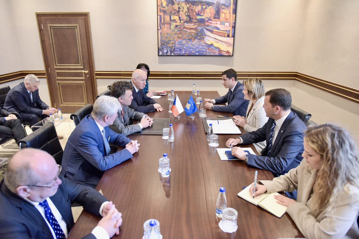 Had a productive meeting with a delegation from 🇨🇿 in Prishtina, led by Deputy Chairman of the Senate, Mr. @TomasCzernin, and Chairman of Foreign Affairs, Mr. @PavelFischer. Discussed regional security, bilateral relations and ways to leverage 🇨🇿 experience for 🇽🇰’s EU accession.