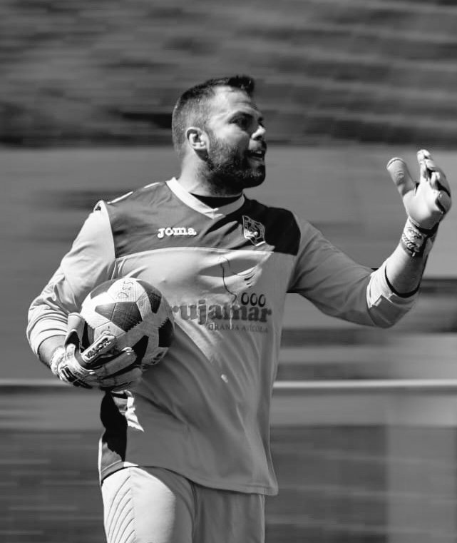 Consternados por el incendio de esta tarde de hoy en San Lorenzo de la Parrilla. Desde el <a href="/ADSanJosObrero/">C.D. San José Obrero</a> queremos mandar nuestro aliento de fuerza y ánimo a toda la familia de nuestro patrocinador <a href="/gruporujamar/">Grupo Avícola Rujamar</a>.

#elobrerosomostodos ♥️🖤