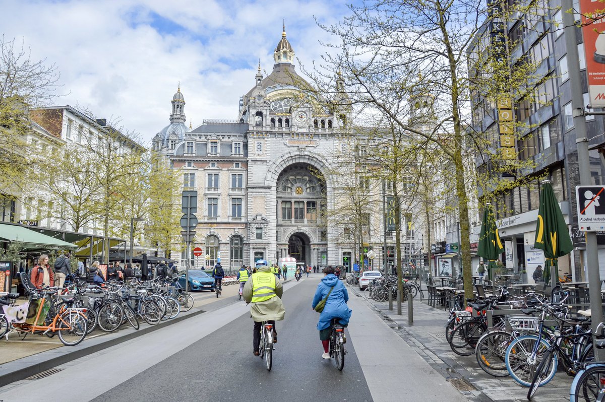 Today we were honored to join a bike tour curated by the City of Antwerp inspired by our book ‘Curbing Traffic’. Each stop drew from one of its ten chapters, spotlighting a specific policy to improve age- and gender-equity, conviviality, accessibility, resilience and prosperity.