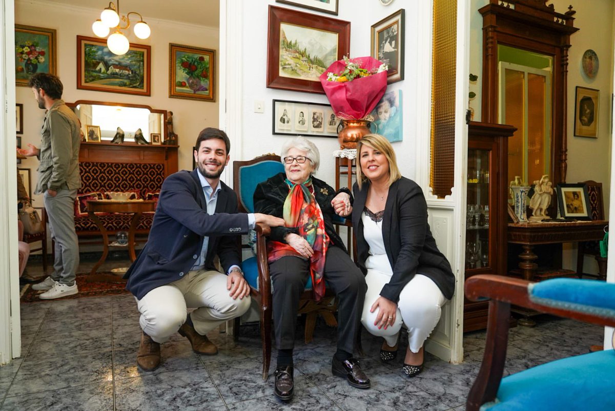 Por toda una vida dedicada a las letras, homenajeamos a la poeta María Teresa Cervantes en su domicilio de Los Dolores. 

¡Un merecido reconocimiento por su  amor a la cultura y su valioso legado literario!

ℹ️: cartagena.es/detalle_notici…
