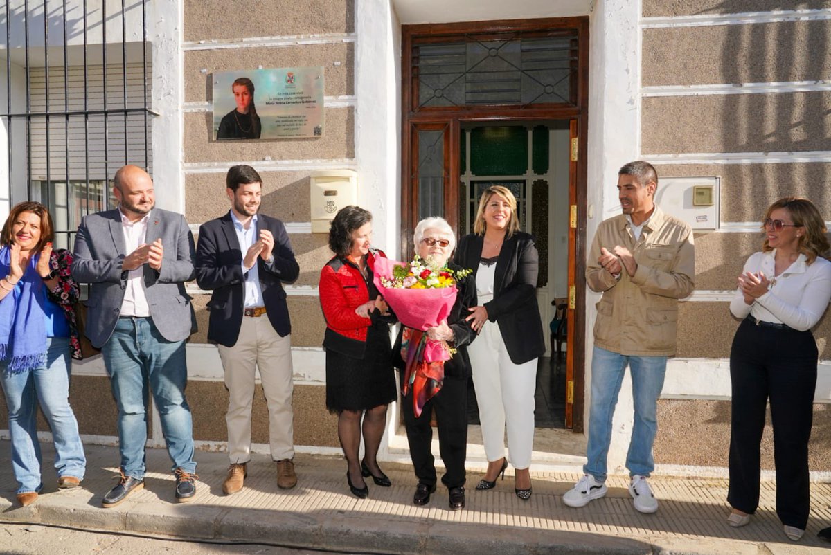 NoeliaArroyoHer's tweet photo. Por toda una vida dedicada a las letras, homenajeamos a la poeta María Teresa Cervantes en su domicilio de Los Dolores. 

¡Un merecido reconocimiento por su  amor a la cultura y su valioso legado literario!

ℹ️: https://t.co/RksVVdOcUL https://t.co/d93yLc2YYX