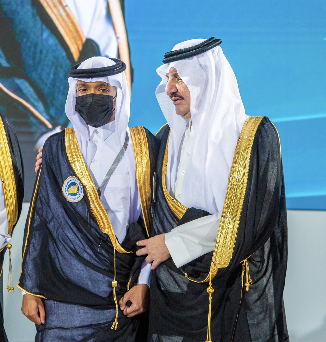 malsahli's tweet photo. خلال حفل تخرج دفعة من جامعة الملك فيصل بالاحساء التقى سمو أمير المنطقة الشرقية طالب مصاب بمرض السرطان سمحت له اللجنة الطبية بمستشفى الملك فهد التخصصي بالدمام، بحضور حفل التخرج الليلة والمشاركة فيه بعد تأجيل الخضوع للجرعة الكيميائية، لمصادفتها مع موعد حفل التخرج، في لفتة أبويه غير مستغربة على سموه.