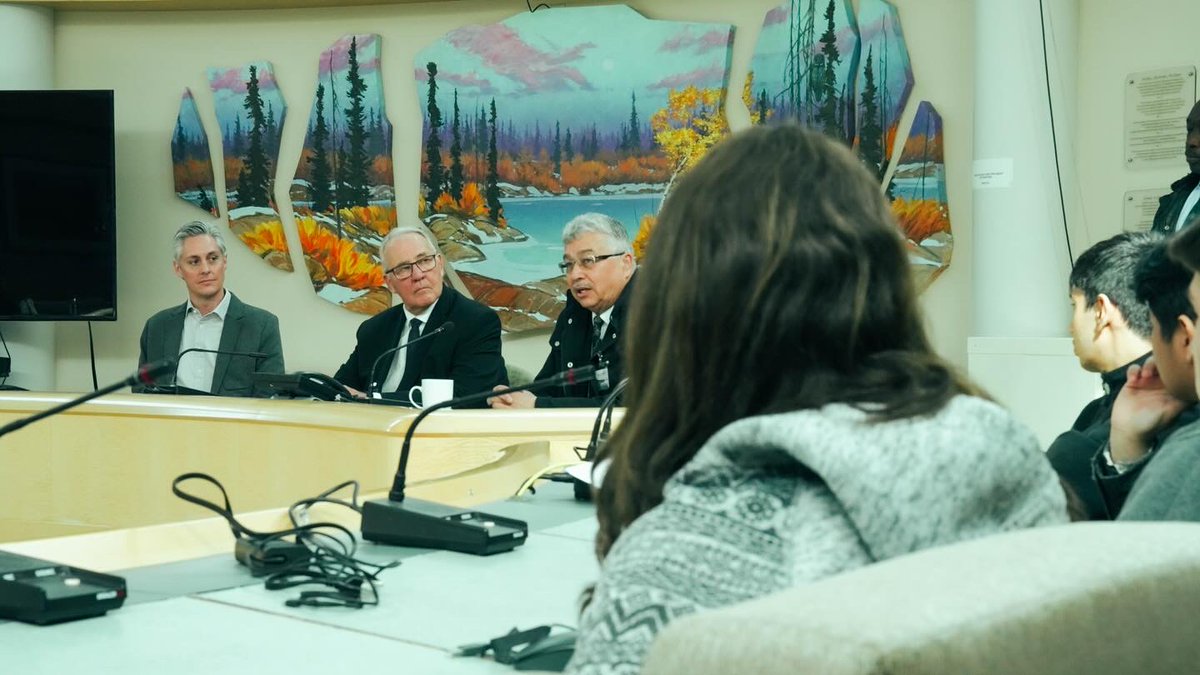 It was great meeting youth parliamentarians today alongside Minister @BillBlair and MP @MMcLeodNWT at the Legislative Assembly. Students, thank you for the visit, and I hope to see you in the Chamber one day!