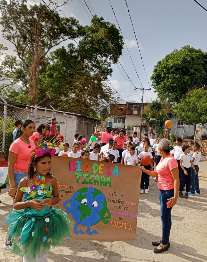 cdcesancasimiro's tweet photo. Desde la UEE NER-42 El Mamón del Municipio San Casimiro se celebró el día de la tierra y del libro con la elección de la reina, caminata y actividades culturales.
#SembrandoPatria
@NicolasMaduro 
@_LaAvanzadora 
@MPPEDUCACION 
@LeiraSuarezPsuv 
@Soykarinacarpio https://t.co/vmsfta0AJc