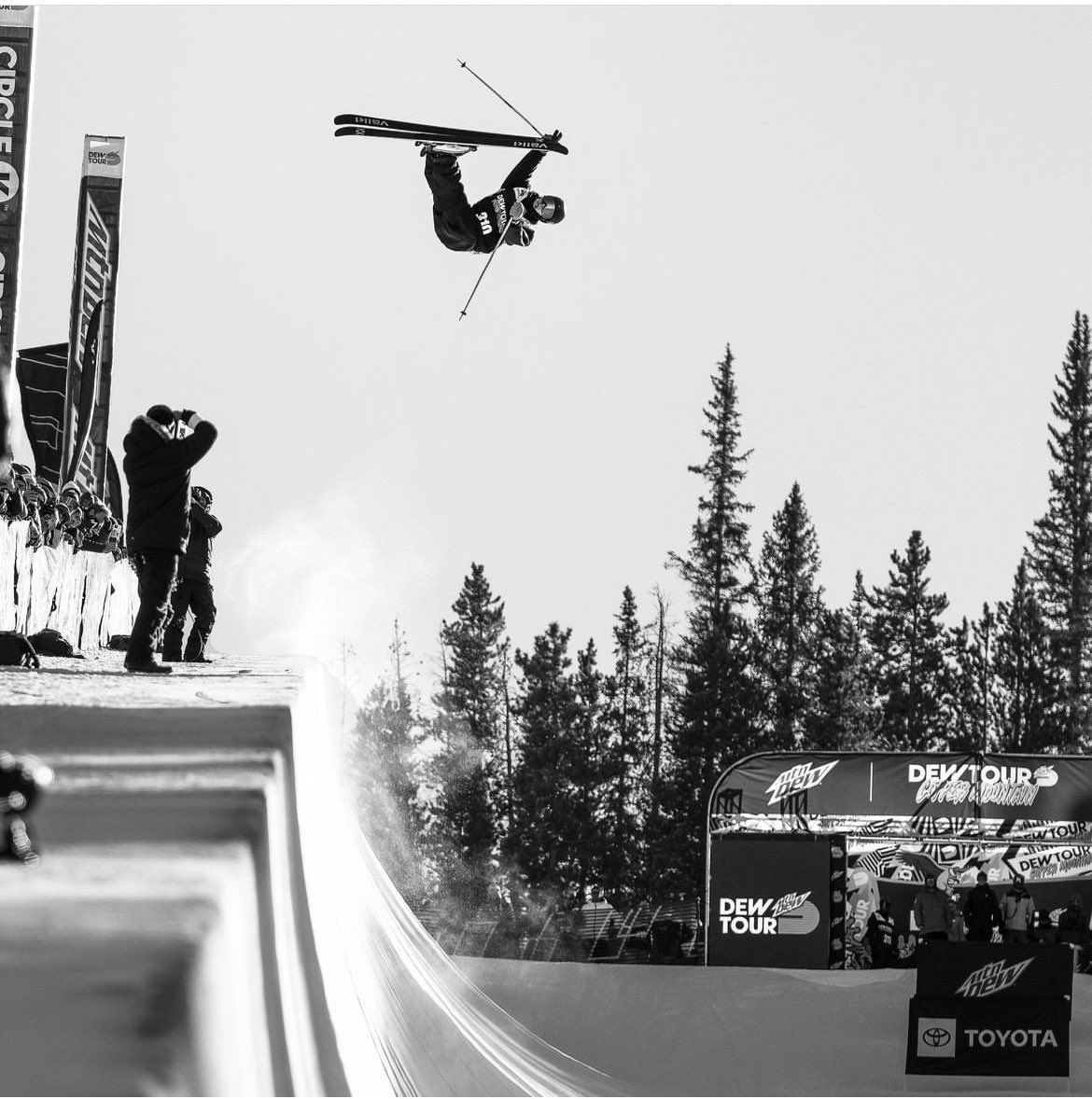 NedCremin's tweet photo. Hunter Hess airing the straight grab at Dew Tour. copper, Colorado.   @DewTour #skiing #halfpipe @CopperMtn https://t.co/lfaMpgm6nY