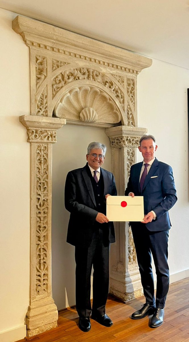 Ambassador-designate @AmbSaurabhKumar met Chief of Protocol Amb. Olivier Baldauff of @MFA_Lu & handed over copies of Credential documents. They exchanged views on strengthening India-Luxembourg partnership, especially in sustainable finance, technology & people to people contact.