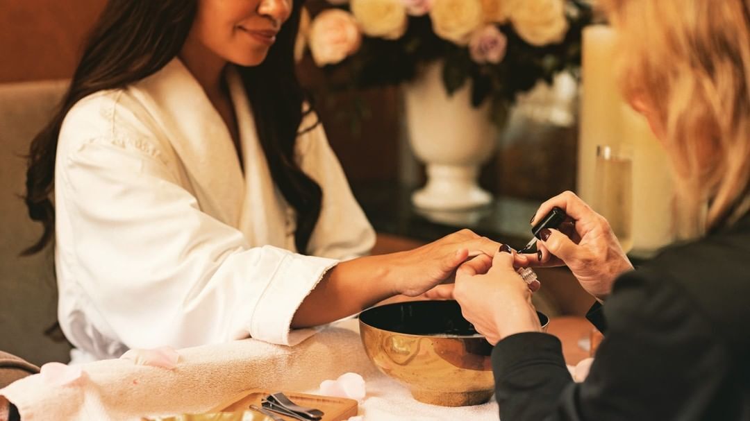 Mani-pedi, anyone? 💅⁠
⁠
Kellys Spa's Signature Manicure and Pedicure packages are sure to bring you the relaxation and pampering you've been searching for. Book a session for yourself or for mom this Mother's Day at l8r.it/jSLR.
