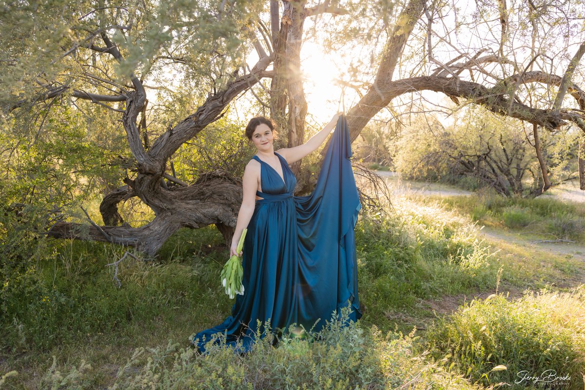 Are there green locations in the valley? Yes, there are but the best time to find greenery is in the spring before the weather heats up. If you are looking for a green location for your portraits, it's best to plan ahead. #joyfolie #juneimpactdress #portraitphotographer