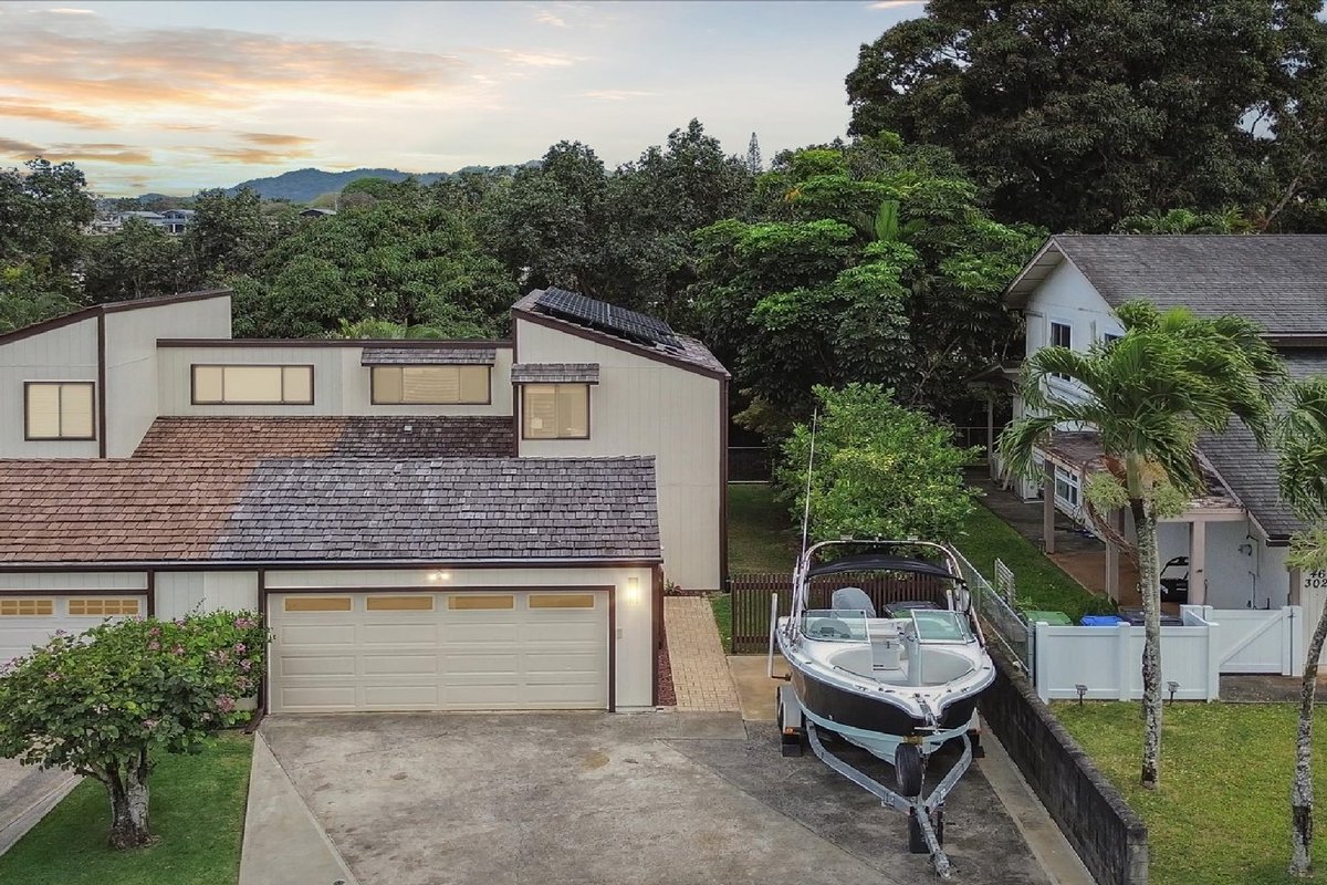 CarvillSIR's tweet photo. Just Listed. 46-298 Nahwewai St., Kaneohe

3 bed | 2 bath | 1,011 sqft | $1,080,000

Check out the value in this gem of a home with interior laundry and easy flow from living spaces to the yard. 

Contact Patty Bell. https://t.co/fFmRjBzLZb

#carvillsir #islandlife #kaneohe https://t.co/YXgYVaAuYn