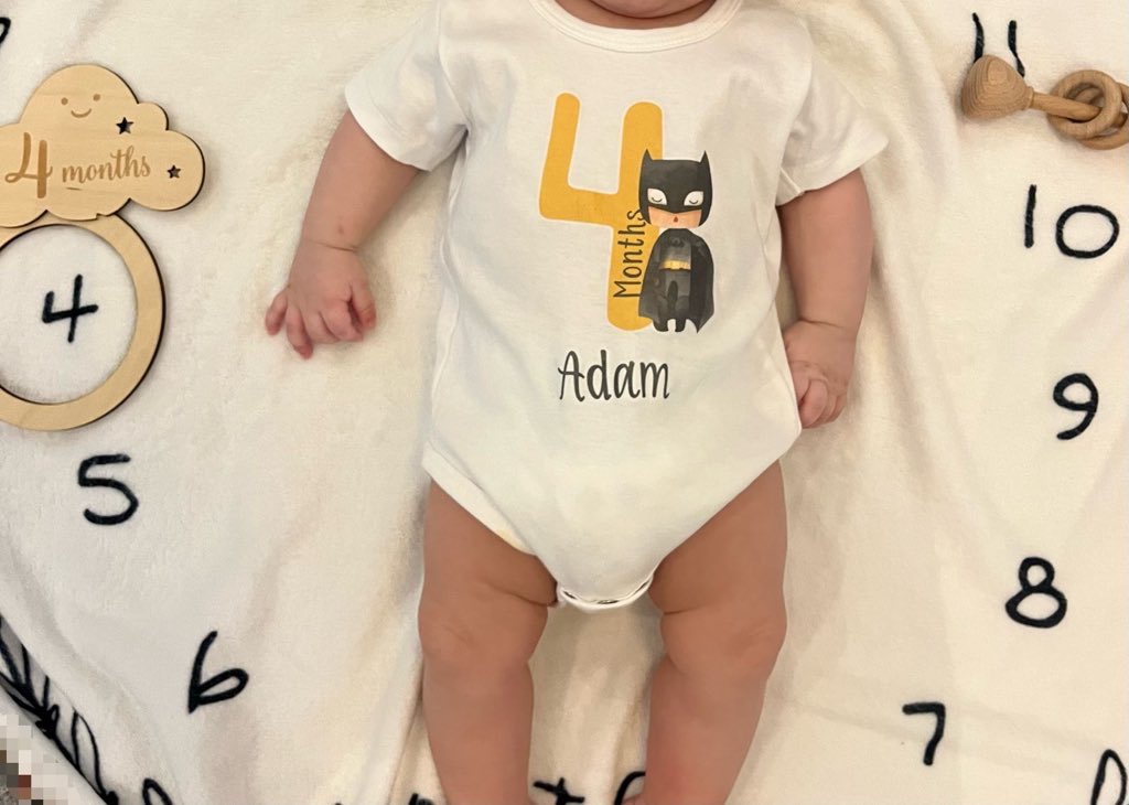 أول ماشفتك الدنيا لفت بيا .. ربي حبني و وهب لي من عنده هديه 💛ما شاء الله لاقوة الابالله.. الله يحفظك ياقلب أمك