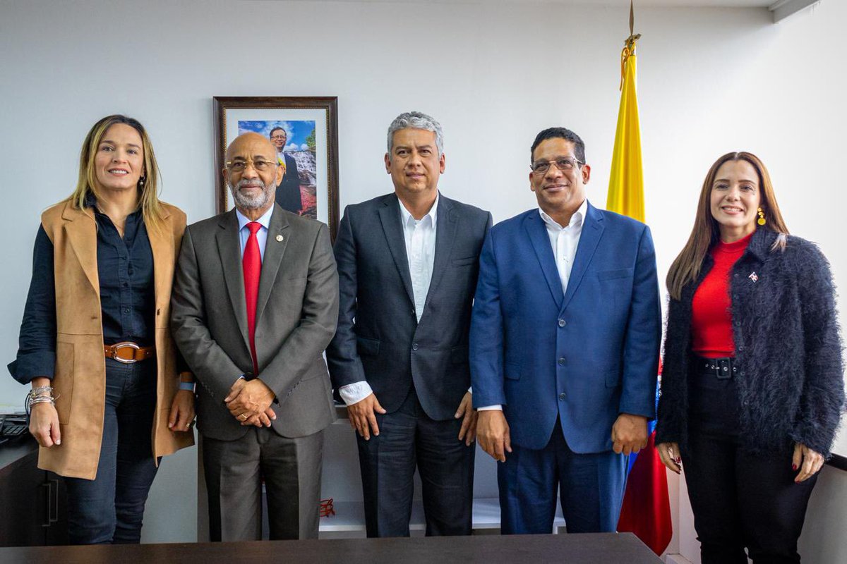 Nuestro director @PimentelFCarlos, junto a un equipo técnico de la institución, se encuentra en Colombia, donde sostuvo una reunión con autoridades de @colombiacompra, encabezada por su director, Carlos Toledo y el embajador dominicano en Colombia, Félix Aracena Vargas.