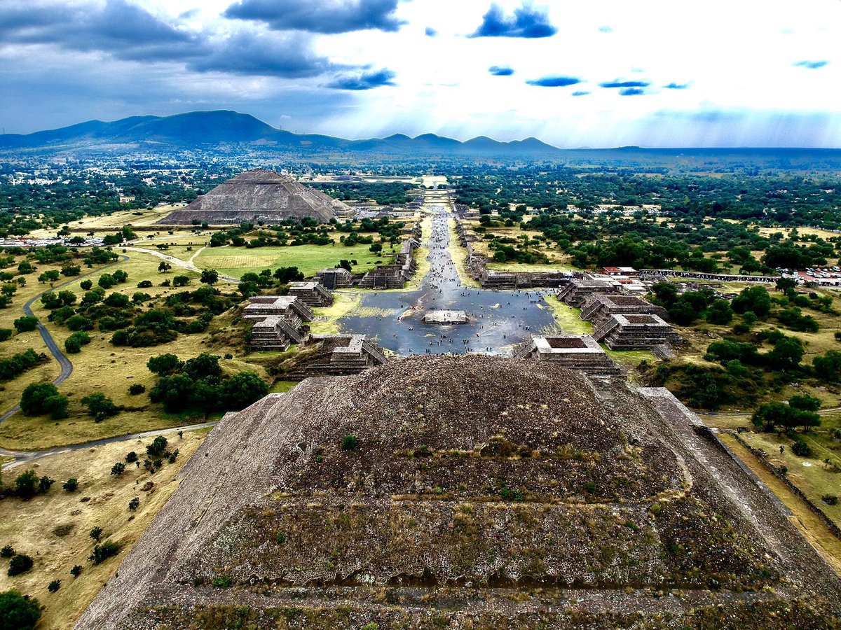 #Sabíasque Teotihuacan durante su apogéo llegó a tener una extensión de 23 km cuadrados? Se estima que existieron en dicha ciudad entre 2000 y 2200 complejos habitacionales, cada uno habitado por entre 70 y 100 personas. Su población se encontró entre los 120,000 habitantes hasta