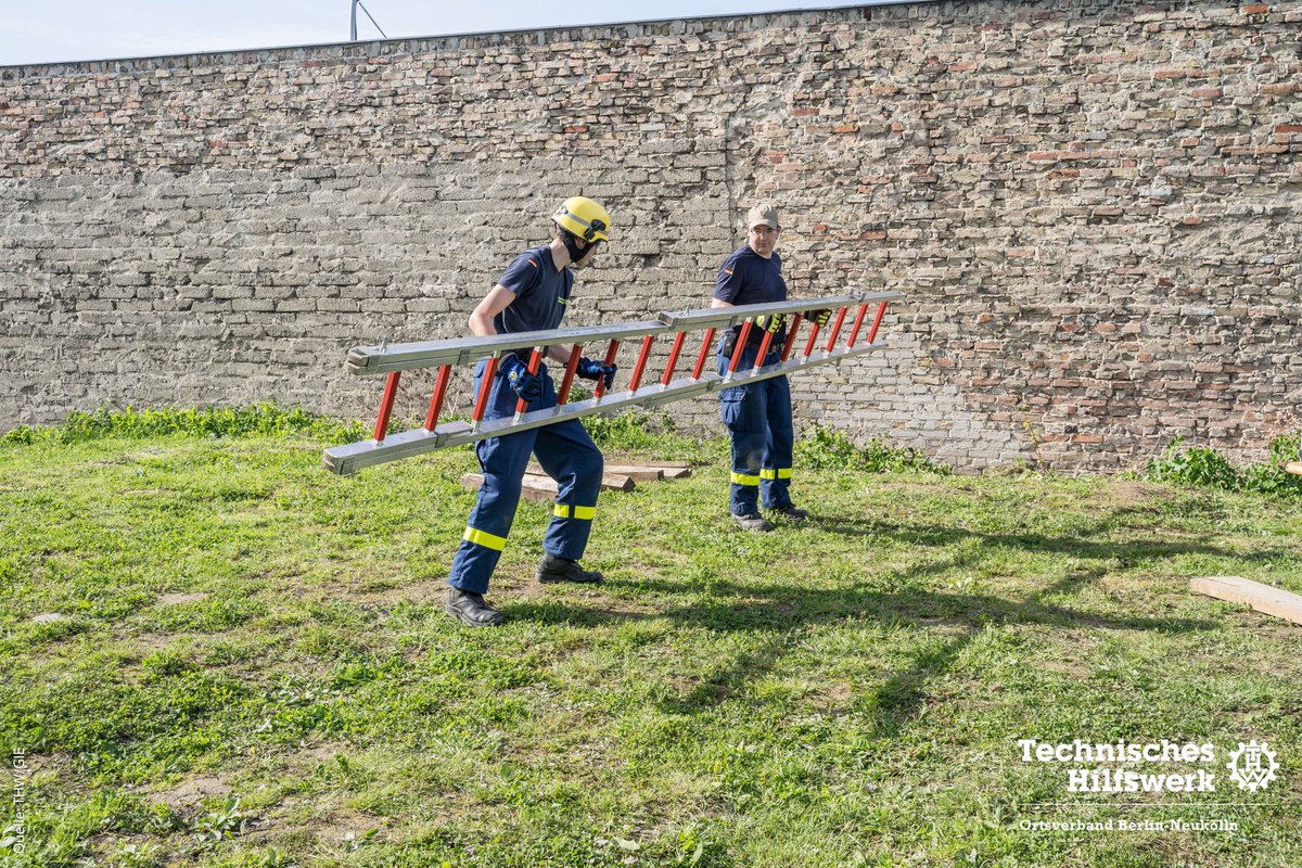Kurz vor der Abschlussprüfung der THW-Grundausbildung fand für 3 Helferanwärterinnen und 4
Helferanwärter in unserem Neuköllner Ortsverband eine Probeprüfung statt. Unterstützt wurden sie von
15 Neuköllner Einsatzkräften und 4 Mitgliedern der Grundausbildungsgruppe. #Ehrenamt