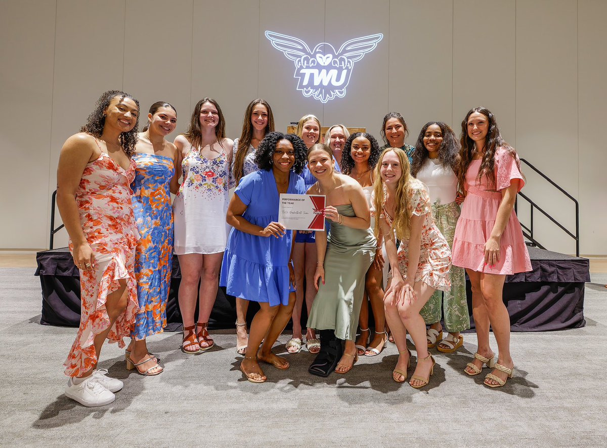 𝗣𝗘𝗥𝗙𝗢𝗥𝗠𝗔𝗡𝗖𝗘 𝗢𝗙 𝗧𝗛𝗘 𝗬𝗘𝗔𝗥 🏆 @TWU_Basketball was honored with the Pioneer Performance of the Year award for their historical achievements this season! #PioneerProud | #2024Oakleys