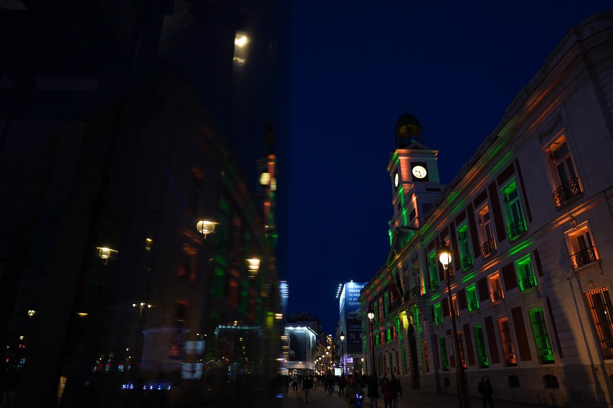 🟢🟠 La Comunidad de Madrid ilumina de verde y naranja la fachada de la Real Casa de Correos en apoyo a las personas con fibrosis quística. #DíaNacionaldelaFibrosisQuística +Info: c.madrid/galah