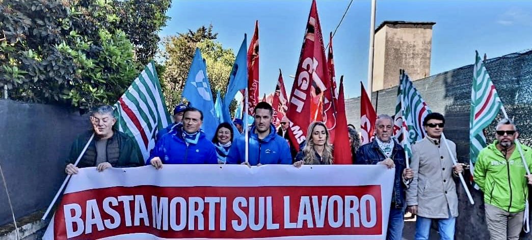 sichei_rlst_fi's tweet photo. #Carrara #distretto #lapideo #ApuoVersiliese #DignitaLavoro #SicurezzaLavoro mai offendere i lavoratori! MAI !!! https://t.co/uzTemCAdEC