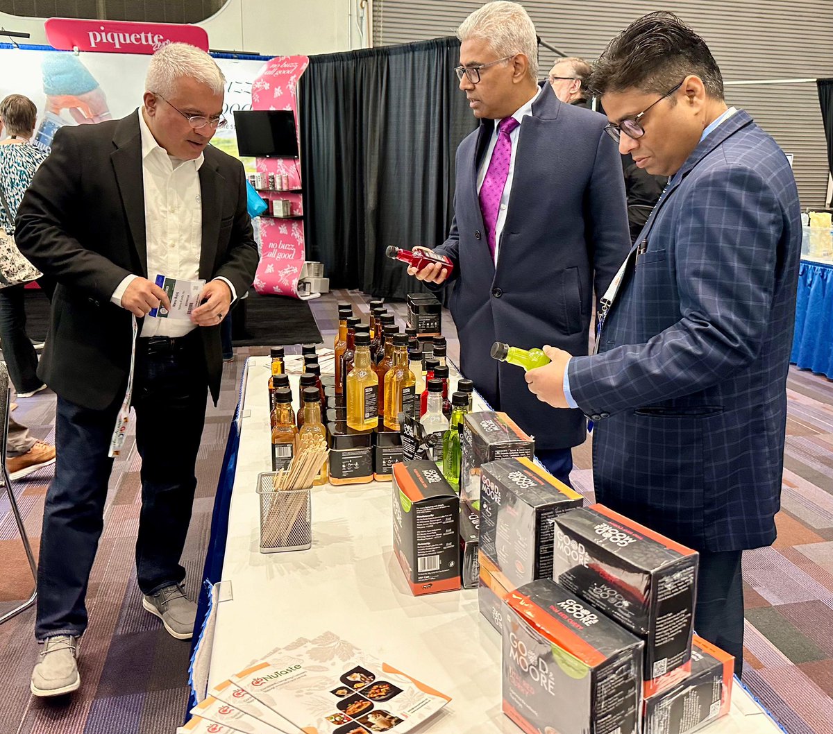 CG @ManishGIfs visited the stall of NuTaste, an Indian taste and Nutrition solution provider in the ‘Grocery and Speciality Food Show’ held in #Vancouver on 23 April. CG met company representatives and briefed them about the Canadian market and wished them success. @HCI_Ottawa