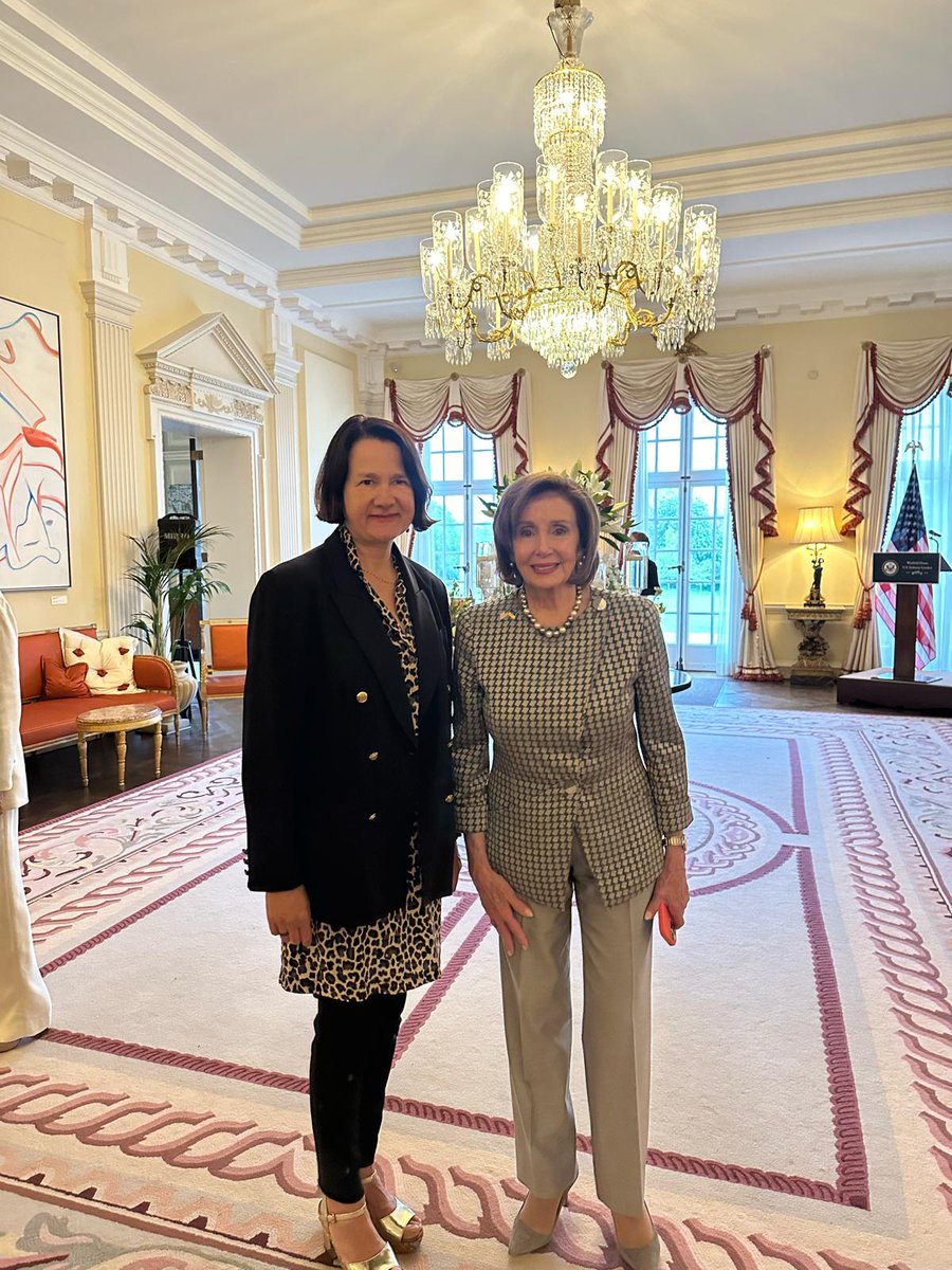 Fantastic evening at @USAmbUK Residence in honour of @SpeakerPelosi, alongside my shadow FCDO colleagues. The United States is our closest ally, and Speaker Pelosi's principled leadership in the Asia-Pacific is one of the many contributions she has made to US foreign policy 🇺🇸