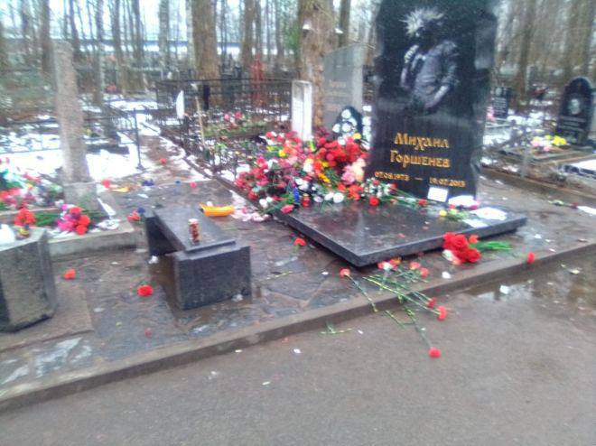 а почему никто в ленте не говорит о том что могилу миши разгромили и разрисовали свастиками? 

сюрприз: снова долбаебы пишут что "он панк и сам бы первый могилу обоссал" и "всю жизнь разносил номера че такова"