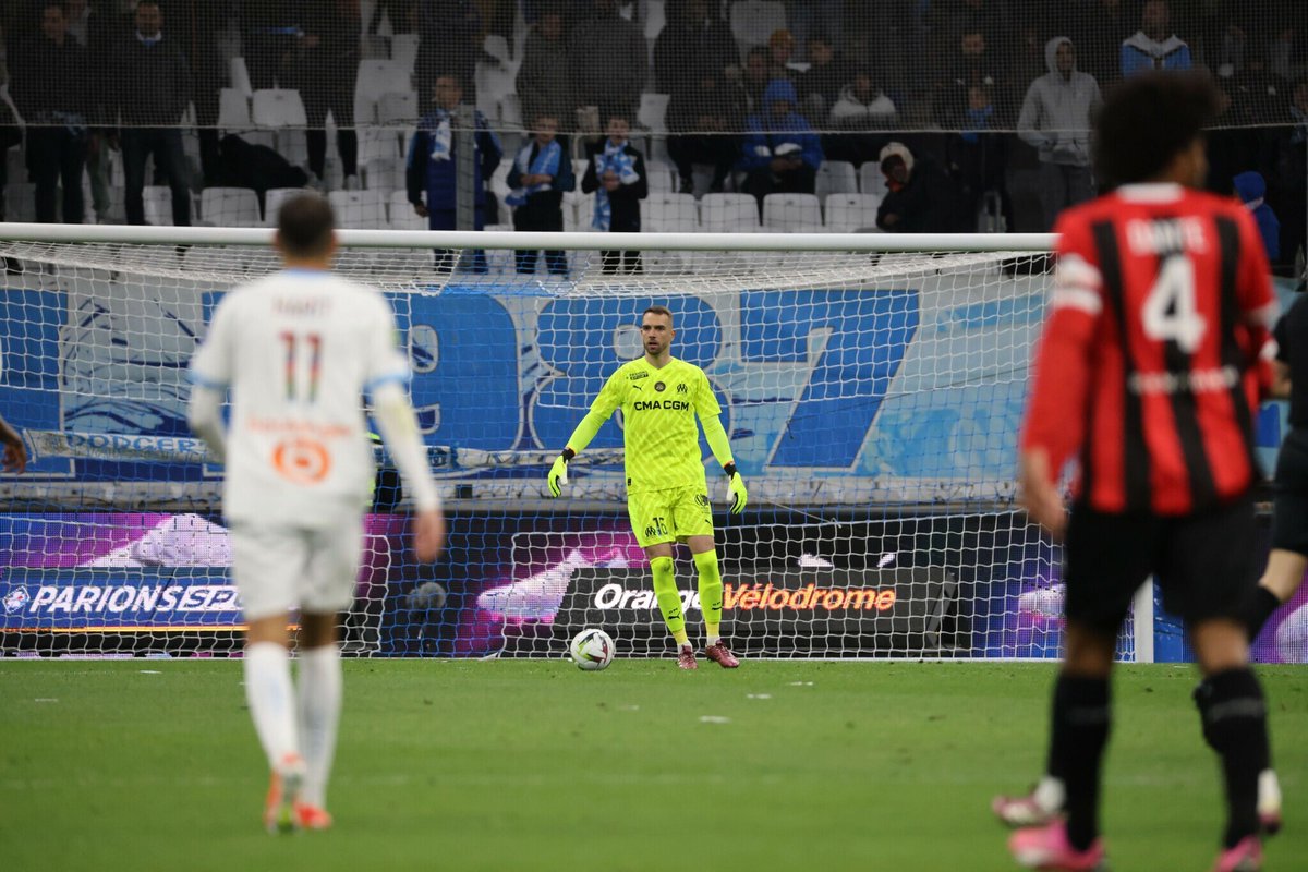 Double changement opéré par Jean-Louis Gasset, Gueye remplace Harit et Murillo entre à la place de Clauss 65e ⌚ 👉 l.laprovence.com/NTod #OM #TeamOM #OMOGCN