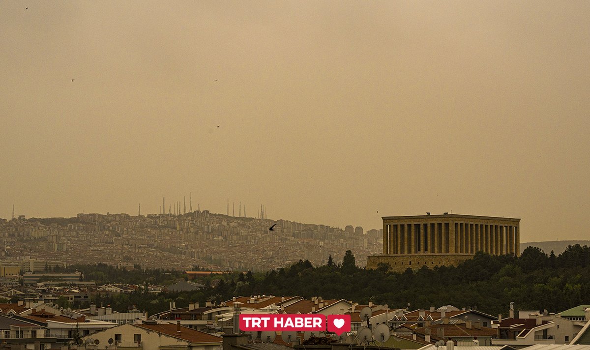 trthaber's tweet photo. ⚠️ Ankara Valiliği uyardı: Kuzey Afrika kaynaklı toz taşınımı, cuma günü gece saatlerine kadar etkili olacak.

https://t.co/Q83IDI9X4g https://t.co/PMWw2proAi