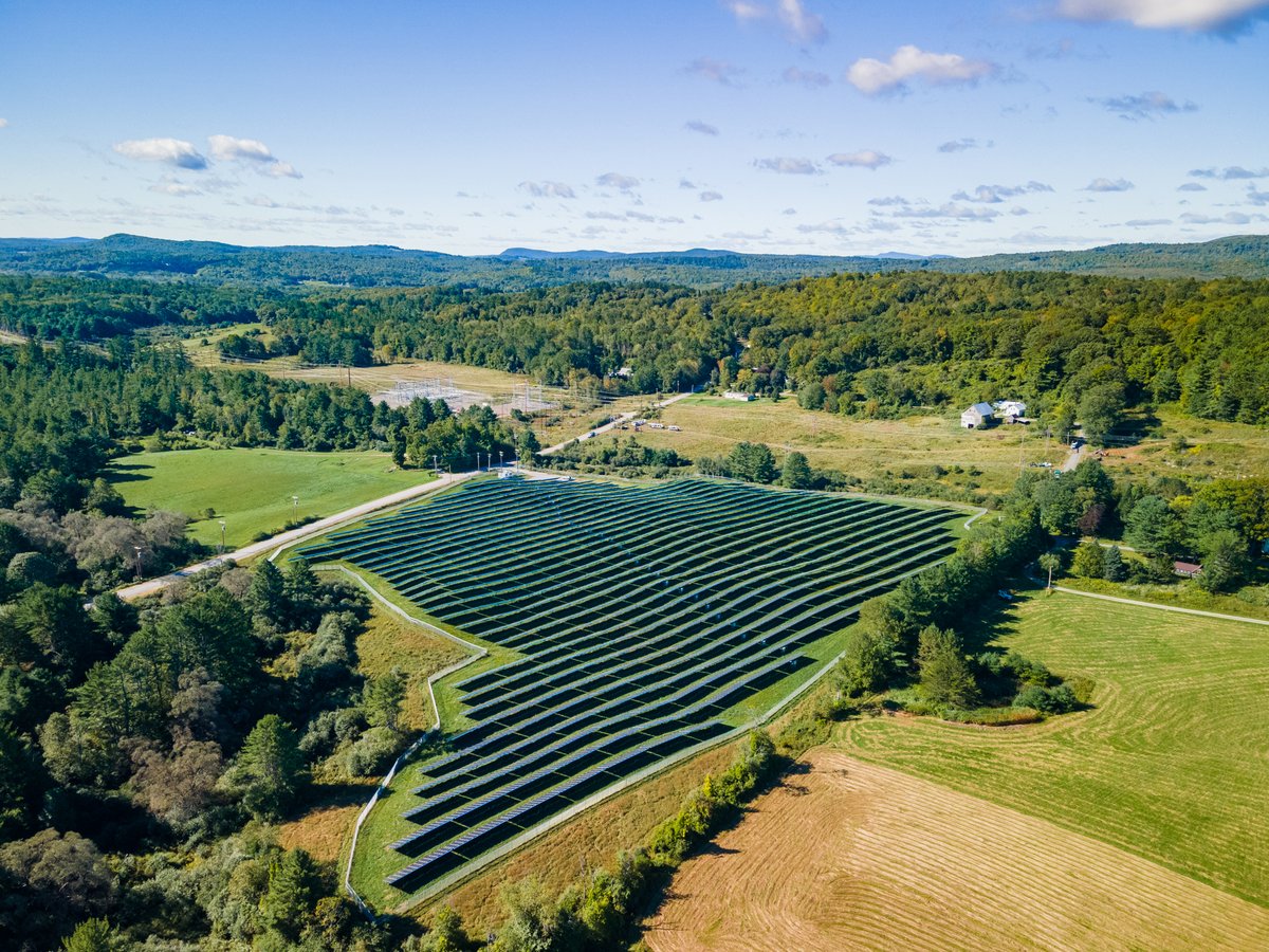 4.3 megawatts of #CleanEnergy being generated by over 10,000 #SolarPanels in Livermore Falls, ME! ☀️ 🌱