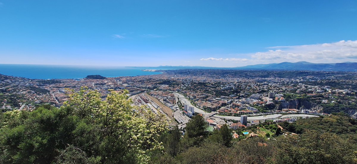 La baie de Villefranche-sur-mer, le cap Ferrat, Nice vue du mont Vinaigrier et la dernière, vue du mont Gros
#nice06
#CotedAzurFrance