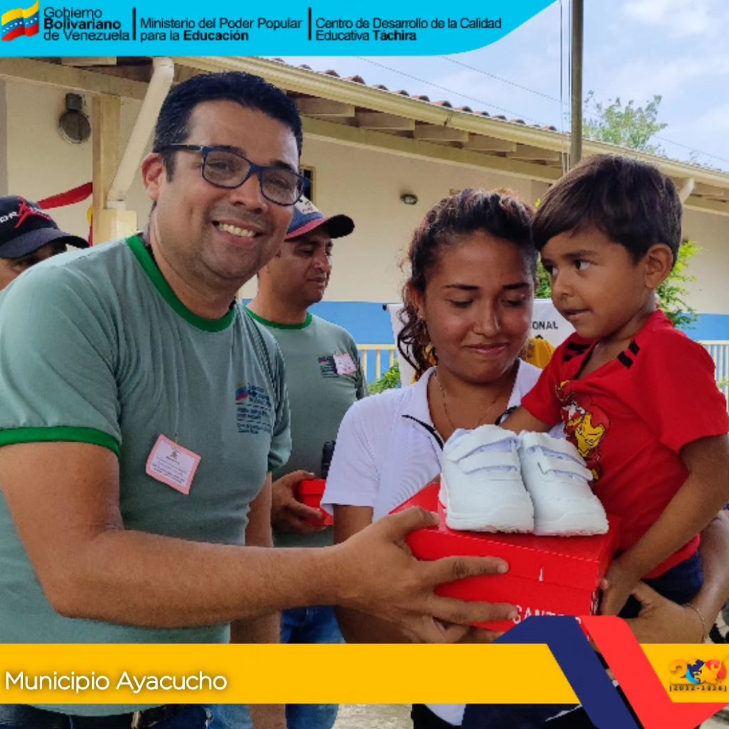En el plan de modificación de eponimo... cumpliendo con las políticas educativas, se dotan de calzado los estudiantes que celebran con alegría en la EN prof. Marina García de Méndez 🌴🇻🇪❤️#AyacuchoPotenciaEducativa