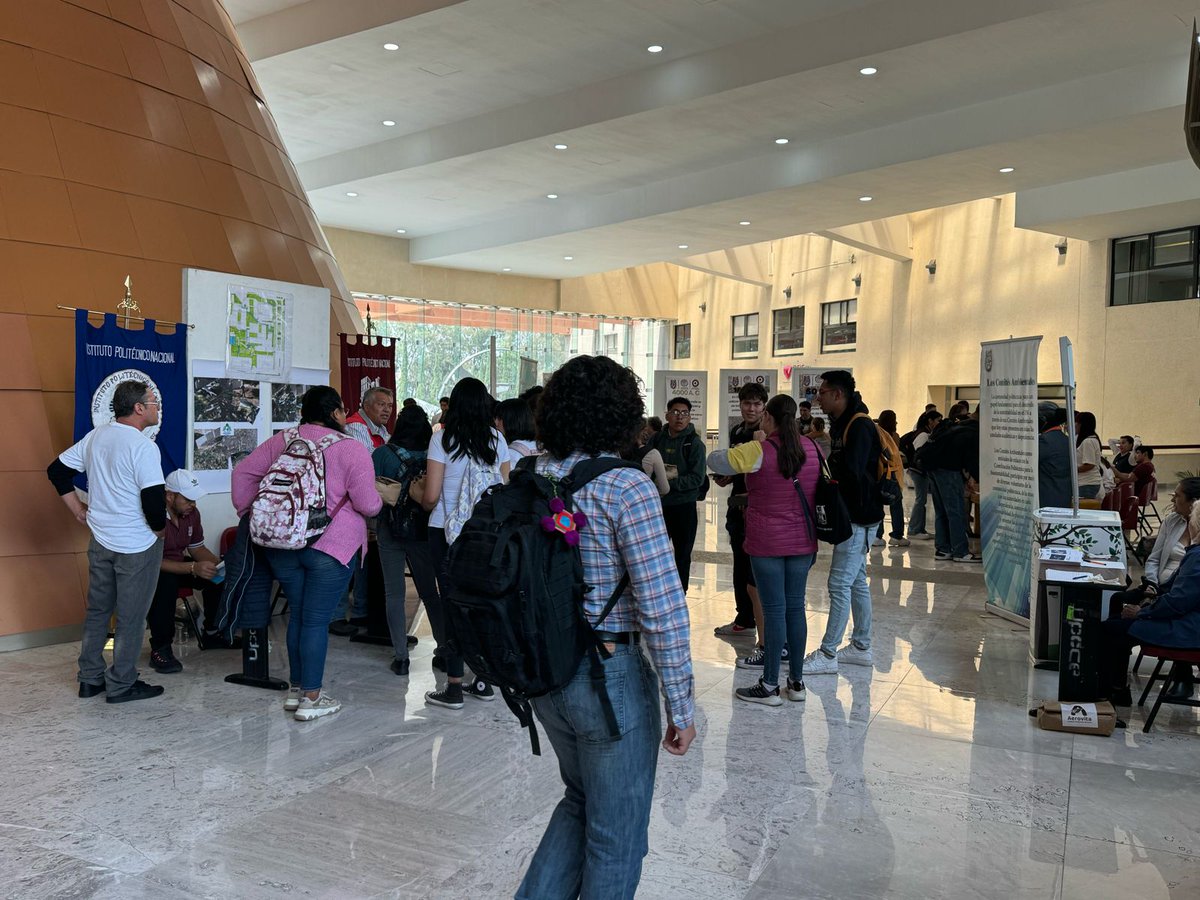 Personal PAOT participa en el 2do. Simposio de Composta ♻️ que organiza el @IPN_MX. Conversamos con parte de la la comunidad politécnica 🫏 sobre las atribuciones de la Procuraduría y en especial de Arbolado🌳 y la plataforma @AdoptaCDMX. 🐶🐱