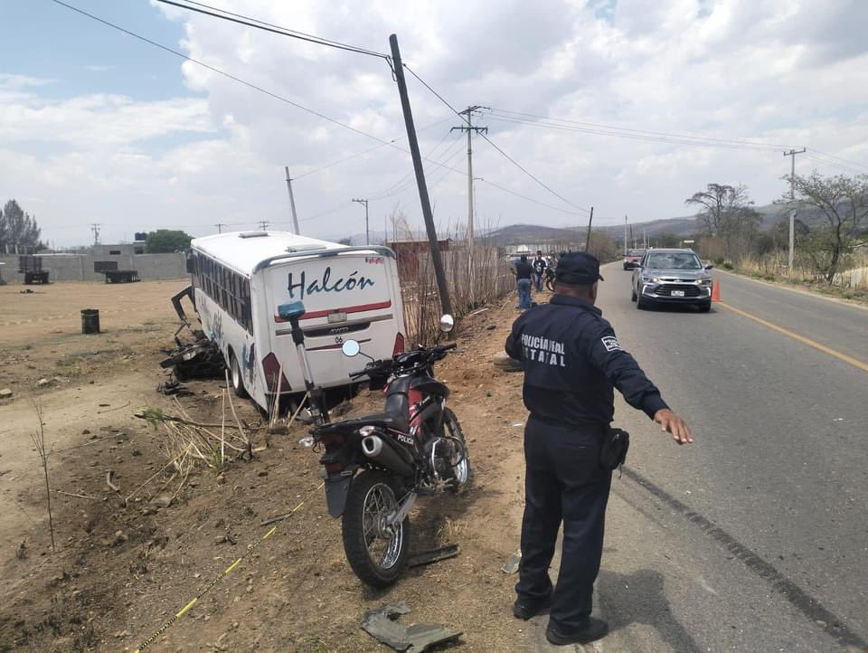 Fuerte accidente entre autobús de pasajeros y dos camionetas en #Oaxaca, deja una persona sin vida. Esta tarde se registró un fuerte accidente en la carretera 131, Km. 9, a la altura del Puente de Fierro, de #Zimatlán, Oaxaca, en el percance se vieron involucrados un autobús de
