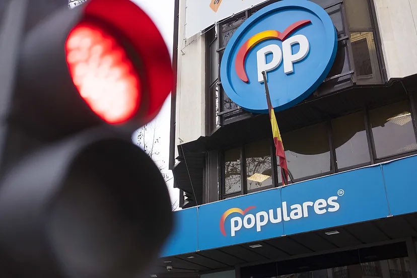 Desalojan la sede del PP en Génova 13 por un aviso de bomba.