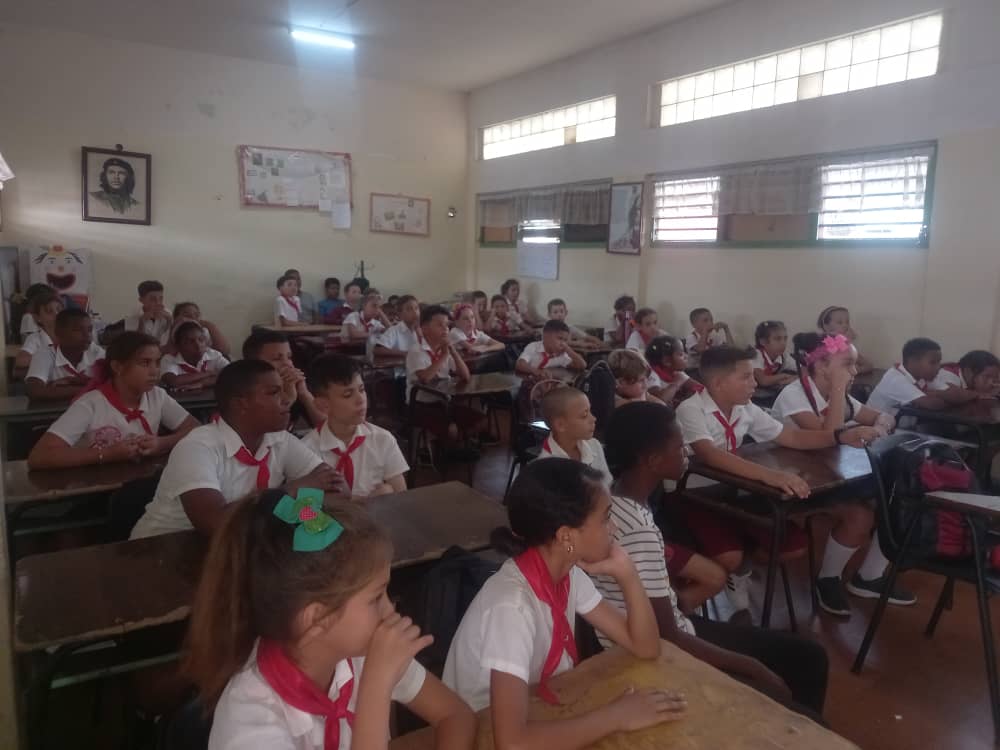 Estudiantes de 5to grado de la EP "Julio Antonio Mella" visualizan video sobre la prevención y enfrentamiento ante el consumo de drogas. <a href="/Artemisa/">arte misa</a> <a href="/CubaMined/">MINED</a> <a href="/yarobyalvarez/">Director Provincial Educación Artemisa</a> <a href="/LidiaAzcuy/">Olga Lidia Hernández Azcuy</a> <a href="/EduArtemisa/">DPEArtemisa</a> <a href="/NelsonLuisRodr4/">Nelson Luis Rodríguez Díaz</a> <a href="/DireccionMunic2/">Direccion Municipal</a>