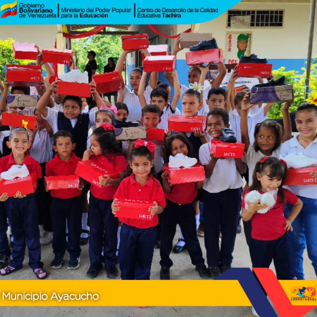 En el plan de modificación de eponimo... cumpliendo con las políticas educativas, se dotan de calzado los estudiantes que celebran con alegría en la EN prof. Marina García de Méndez 🌴🇻🇪❤️#AyacuchoPotenciaEducativa