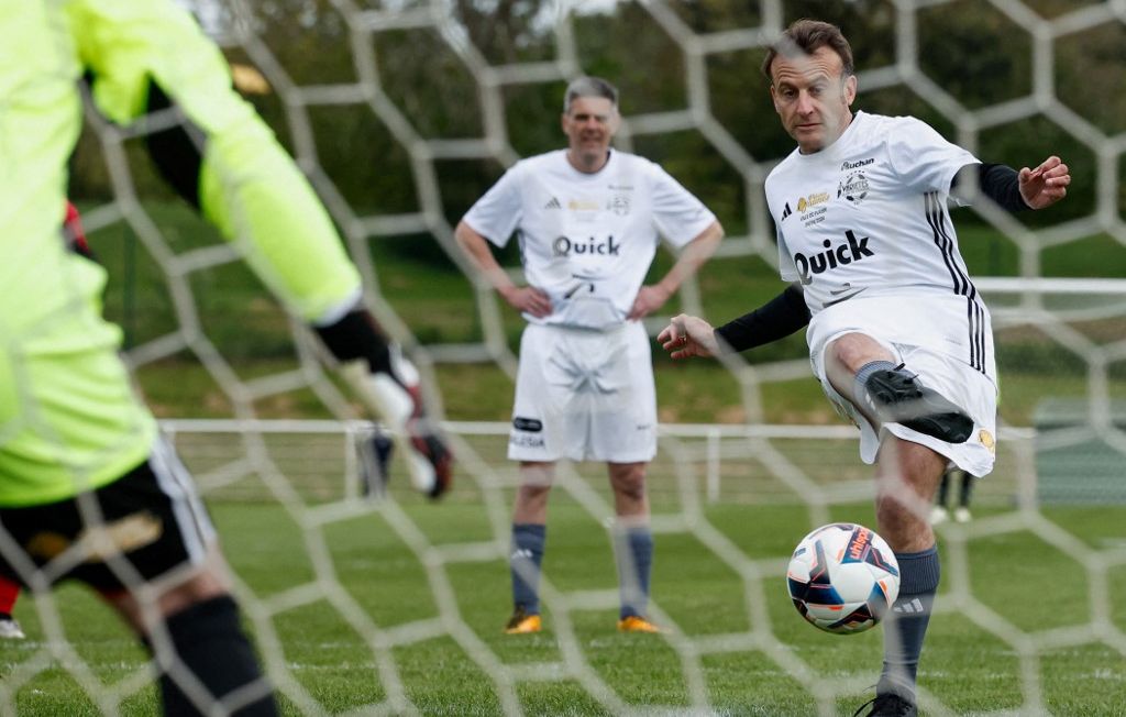 Pour la bonne cause, Emmanuel Macron a rechaussé les crampons (et marqué sur penalty) dlvr.it/T5ypvW