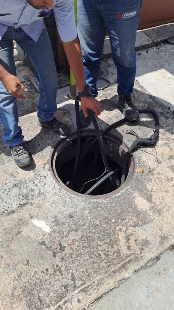 ValenciaHoy's tweet photo. Aproximadamente a la 1:35 de la tarde este #24Abril nuevamente explota un cableado en la calle Libra del Trigal Norte #Valencia... Se requieren aproximadamente mil metros de cable 4-0 aluminio para llegar hasta la avenida Pacifico con cambio y no hacer empalmes https://t.co/OZAeCRaJFF