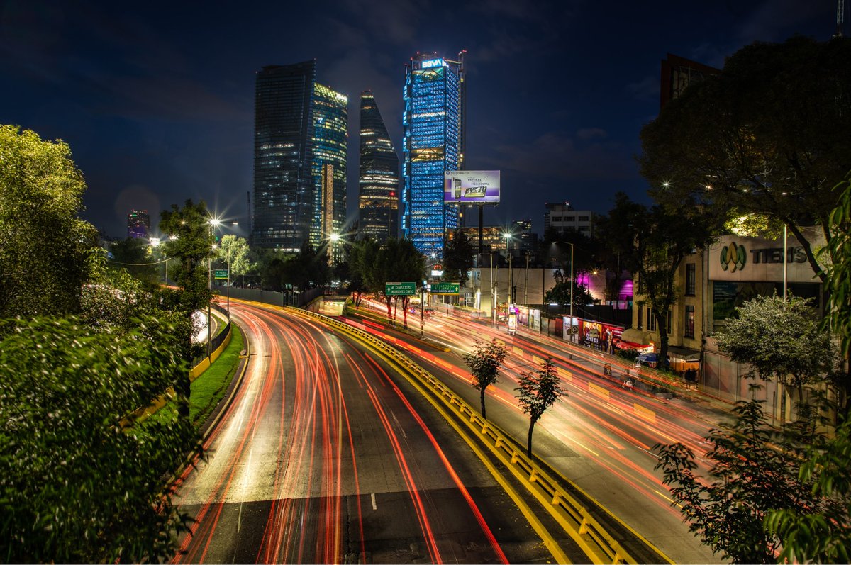 Sin duda, la #CDMX nos regala unas vistas preciosas de noche. 🤩🌙

#Tendencia #Viral #Paisaje #VidaNocturna #BuenasNoches #VisitMéxico #Chilangos

📸Redes sociales