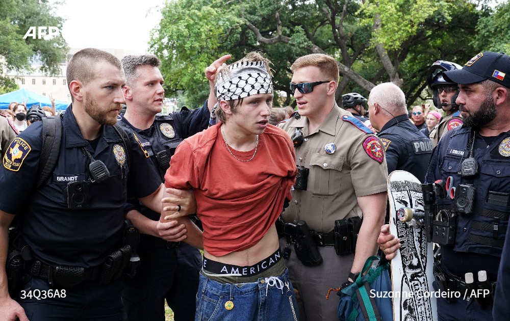 #UPDATE Hundreds of pro-Palestinian protesters at the University of Texas were in a tense standoff with mounted state troopers Wednesday, the latest in a series of confrontations rocking campuses across the United States u.afp.com/5dAC