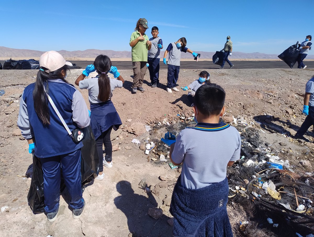 Como parte de las actividades del #DíadelaTierra 🌎hoy acompañamos a los Guardianes del Medioambiente 🦸‍♀️🌿🦸‍♂️ de la Escuela Básica #PozoAlmonte en una jornada de limpieza de microbasurales al costado del camino en Reserva Pampa del Tamarugal